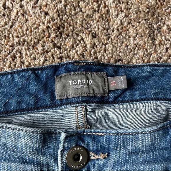 Torrid Stretch High Waist Cuffed Frayed Denim Jean Shorts Size 20 - Picture 3 of 7